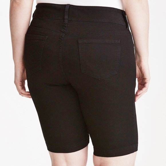 Torrid 24 Shorts Stretchy Bermuda Jeggings Black - Picture 2 of 2